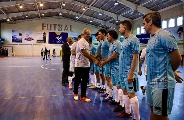 دیدار دو تیم فوتبال پیشکسوتان و تیم کارگری با حضور پزشکیان