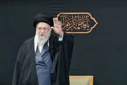 با حضور اقشار مختلف مردم و رهبر انقلاب اسلامی برگزار شد؛  اولین شب مراسم عزاداری ایام شهادت حضرت فاطمه‌الزهرا(س)