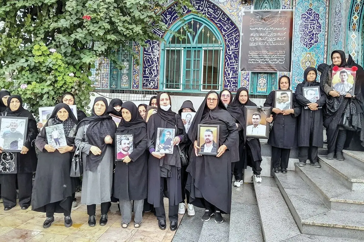 بلاتکلیفی دوساله، بدون حکم قضایی/روایت حال‌وروز آسیب‌‏دیدگان و خانواده‏‌های کشته‏‌شدگان 
آتش‌‏سوزی در کمپ ترک اعتیاد «گام اول رهایی» در لنگرود که در سال 1402 منجر به مرگ 36 نفر شد