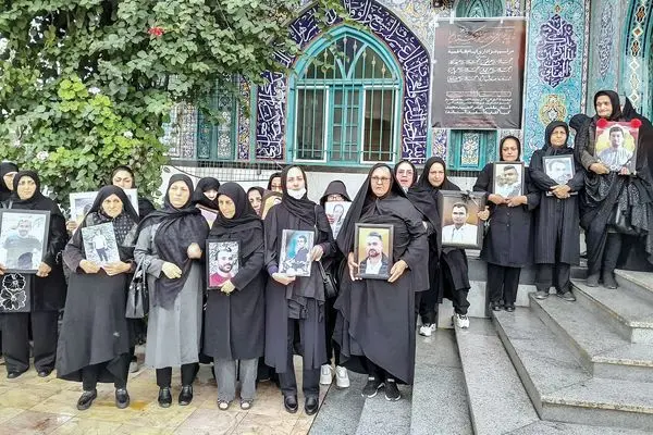 بلاتکلیفی دوساله، بدون حکم قضایی/روایت حال‌وروز آسیب‌‏دیدگان و خانواده‏‌های کشته‏‌شدگان 
آتش‌‏سوزی در کمپ ترک اعتیاد «گام اول رهایی» در لنگرود که در سال 1402 منجر به مرگ 36 نفر شد