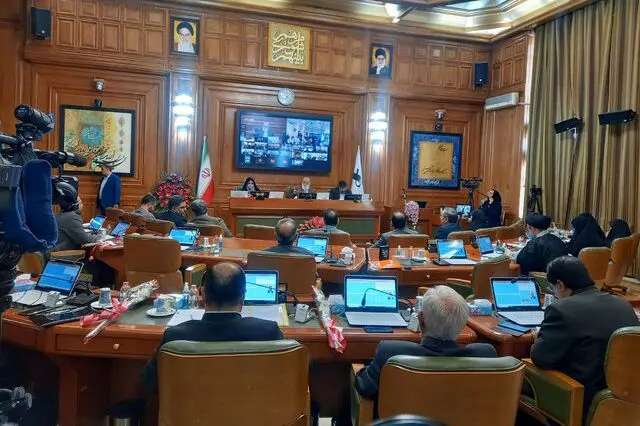 اعتراض به ریخت‌وپاش‌ها در شهرداری/تذکر درباره هزینه یک میلیارد تومان در ماه یک مدیر به شهرداری