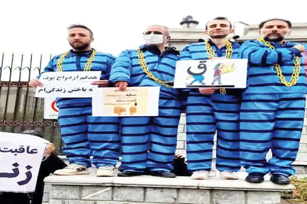 پرچم صلح برادران دالتون/ درباره عکسی از مردان گرفتار مهریه با لباس نمادین زندانی