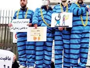 پرچم صلح برادران دالتون/ درباره عکسی از مردان گرفتار مهریه با لباس نمادین زندانی