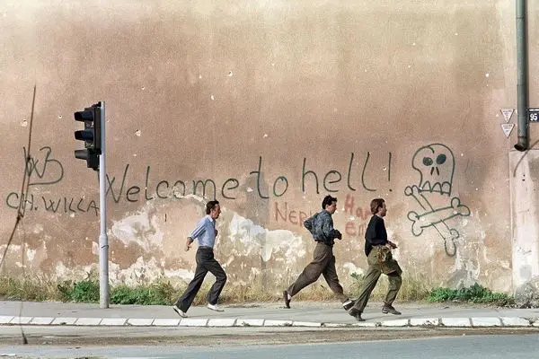 گردشگـران مرگ/گروهی از شهروندان اروپایی در دهه ۱۹۹۰ میلادی به بوسنی سفر می‌‏کردند تا به عنوان یک تفریح و در ازای پرداخت مقادیر زیادی پول بتوانند به غیرنظامیان گرفتار در محاصره شلیک کنند