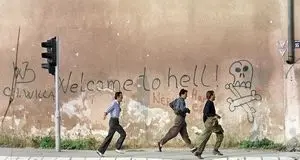 گردشگـران مرگ/گروهی از شهروندان اروپایی در دهه ۱۹۹۰ میلادی به بوسنی سفر می‌‏کردند تا به عنوان یک تفریح و در ازای پرداخت مقادیر زیادی پول بتوانند به غیرنظامیان گرفتار در محاصره شلیک کنند