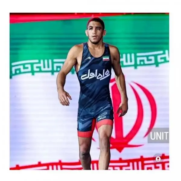ویدئویی از دور افتخار «رحمان عموزاد» با پرچم ایران پس از کسب مدال طلای  کشتی قهرمانی جهان