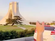 نشد که لب ایران بخندد/درباره عکسی از همایون شجریان و میدان آزادی