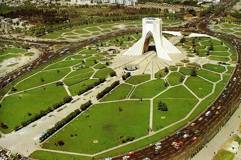 تصویری از تعرض به حریم برج آزادی؛ اثر ثبتملی شده پایتخت!