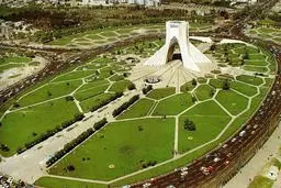 تصویری از  تعرض به حریم برج آزادی؛ اثر ثبت‌ملی شده پایتخت!