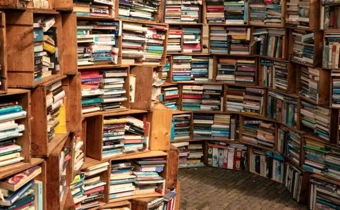 پیروزی نرم فرهنگ در میانه بحران؛ کتاب همچنان میفروشد