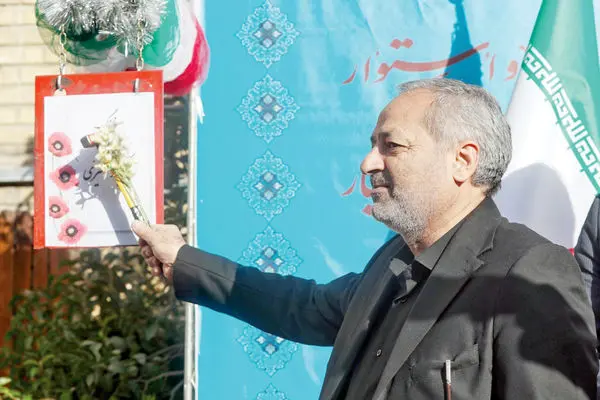 چکش ضد استکبار و گل؟/ درباره عکسی از وزیر آموزش و پرورش در روز ۱۳ آبان