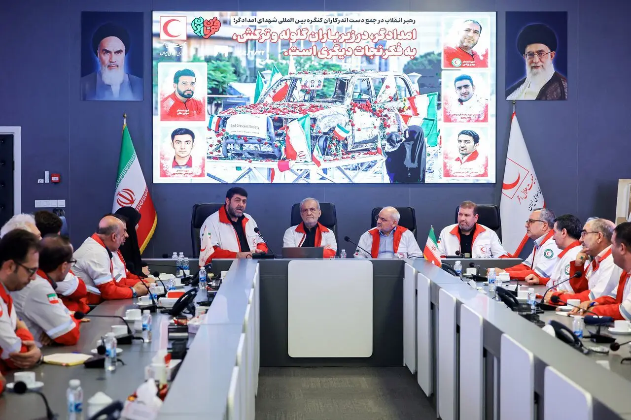 تجلیل رئیسجمهور از امدادگران هلالاحمر و نقش بیبدیل رهبری در مدیریت بحران
