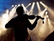 امشب، شبِ تکراره/چرا خوانندگان ایرانی تا این اندازه به بازخوانی آثار گذشته علاقه دارند؟