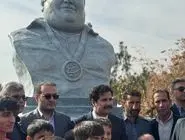 یاد قهرمان ملی زنده شد؛ تندیس سیامند رحمان در اشنویه به نمایش درآمد