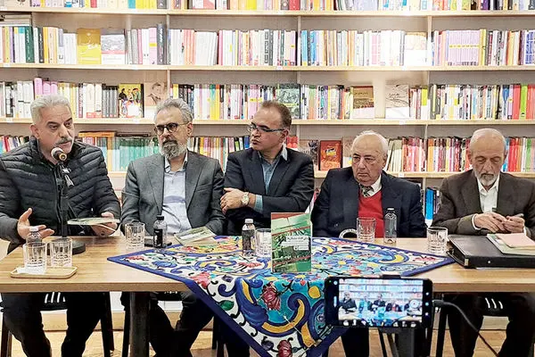 ملی‌شدن نفت افتخار یا اسارت؟گفتارهایی از فریدون مجلسی، محمود کاشانی، داریوش رحمانیان 
و  بهرام پروین‌گنابادی در  نشست بررسی کتاب «ولی افتاد مشکل‌ها»