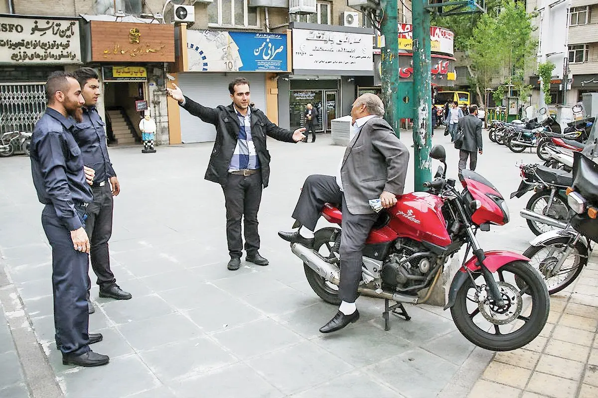 به‌دنبال خودسوزی یک جوان 23 ساله در اهواز، شهردار منطقه 3 این شهر  و مسئول اجرائیات شهرداری این منطقه بازداشت و به قید وثیقه آزاد شدند / قصه اعتراض «احمد»/دادستان اهواز: شهرداری براساس دستور مقام قضایی عمل نکرد 