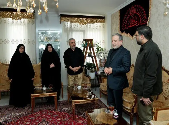ادای احترام عراقچی در چهلمین روز شهادت سپهبد باقری