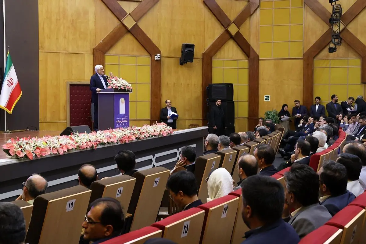 باید با نهادهای علمی جهان ارتباط تنگاتنگ داشته باشیم/ در حال گذار از صنعت وابسته به ملی هستیم