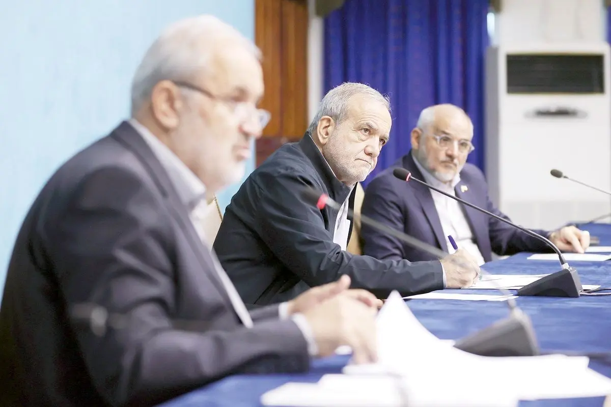 با تاکید بر آزاد شدن پنلهای خورشیدی از گمرک مطرح شد/ وعده برقی پزشکیان برای تابستان ۱۴۰۵