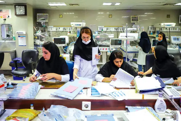 راه پرسنگلاخ پرستاری/گزارشی درباره وضعیت پرستاران که با شیفت‏‌های طولانی فرسودگی و نداشتن امنیت شغلی کار می‏‌کنند