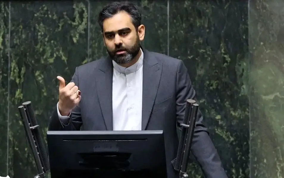 انتقاد نماینده مجلس از خطبههای نماز جمعه: دیگر انقلابیها را راضی نمیکند