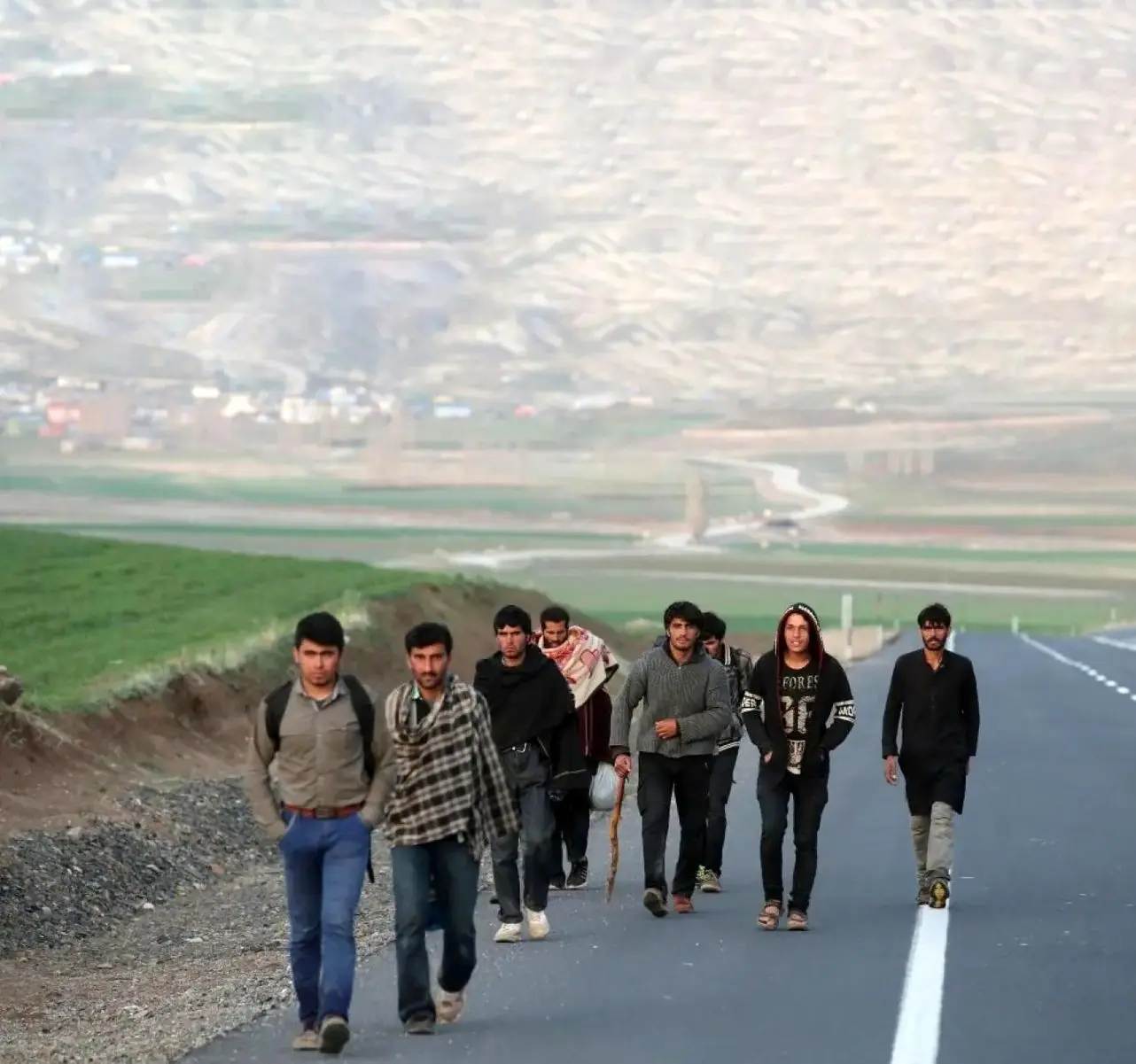 سرگــردانانِ دور از دیار