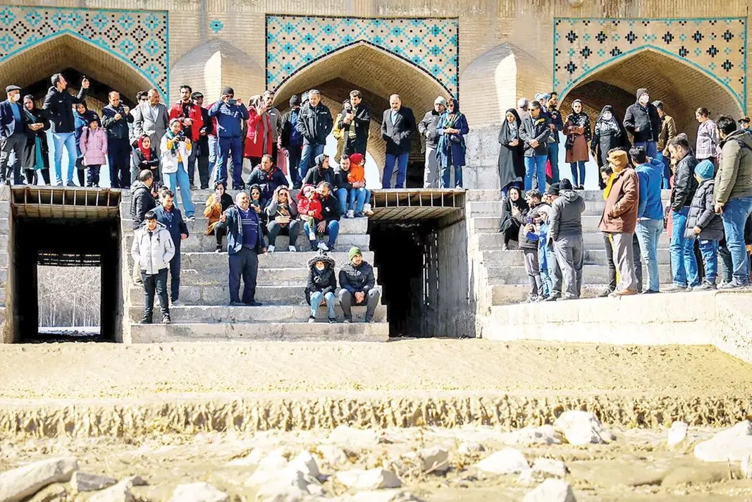 بریم اونجا بشینیم در کنار زایندهرود