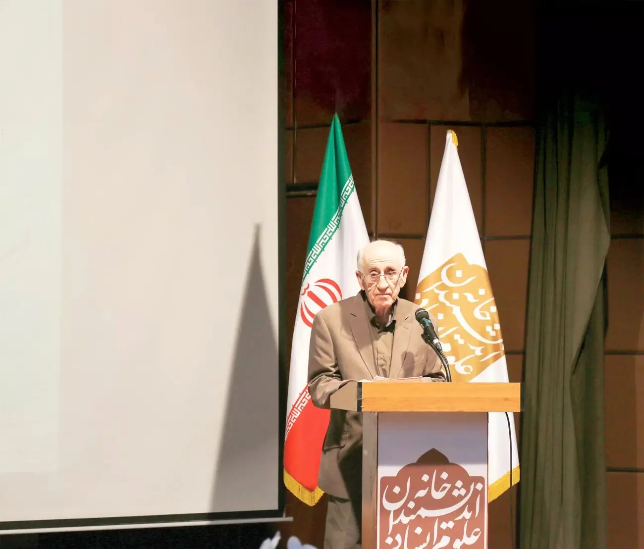 استـاد زمـان آگـاه