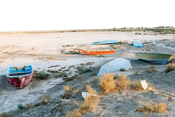 دیپلماسی به گِل‌نشسته آب