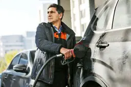 عرضه بنزین ویژه/گفت‌وگو با محمد نظیفی مدیرعامل بورس انرژی درباره  معاملات بنزین
که با قیمت پایه  65 هزار و 800 تومان در لیتر آغاز شده است