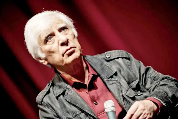 آرامش در غربت/پیکر  بهرام بیضایی نیز همچون بسیاری دیگر از بزرگان فرهنگ ایران در خارج از ایران به خاک سپرده می‌شود