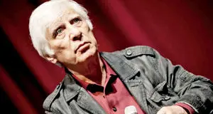 آرامش در غربت/پیکر  بهرام بیضایی نیز همچون بسیاری دیگر از بزرگان فرهنگ ایران در خارج از ایران به خاک سپرده می‌شود