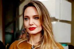 ادای احترام آنجلینا جولی به فاطمه حسونا 