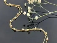چشم همه از جذابیت این گردنبند مهره‌ای طلا زنانه برق می‌زنه!