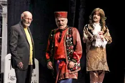 ریاکاران پنهان‏ پشت نقاب/داوود فتحعلی‏‌بیگی با فراخواندن مولیر، میرزا فتحعلی آخوندزاده و سعدی افشار 
روی صحنه نمایش شب‏‌نشینی با مولیر به نقد یکی از صفات رذیله انسانی پرداخته است 