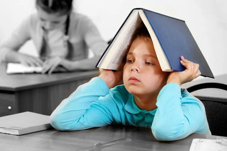 تداوم اخراج دانش‌آموزان ضعیف؛ در تضاد با بخشنامه رسمی