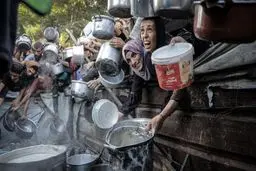 خبرنگاران و پزشکان در غزه از گرسنگی بی‌هوش می‌شوند