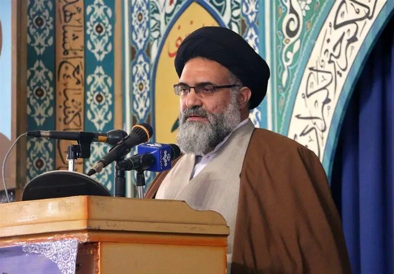  امام جمعه یاسوج: چرا باید در ورودی شهرها تابلوها به زبان انگلیسی باشد؟