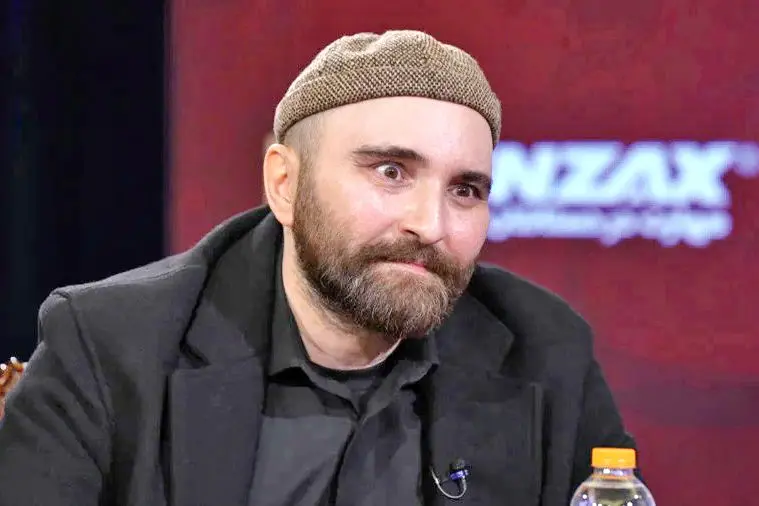 شوخی زشت با کرامت انسانی/نامه اعتراضی اکتای براهنی درباره طولانیشدن فرایند نمایش فیلم پیرپسر