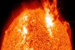 طوفان خورشیدی به زمین رسید 