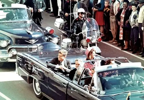 چه کسی کندی را کشت؟انتشار اسناد اخیر ترور جان‌‏اف‌‏کندی در سال 1963 منجر به ظهور تئوری‌‏های توطئه بیشتری درباره سازمان سیا و دولت پنهان شده است