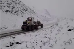 انسداد راه ۶۰ روستای الیگودرز در پی بارش سنگین برف

