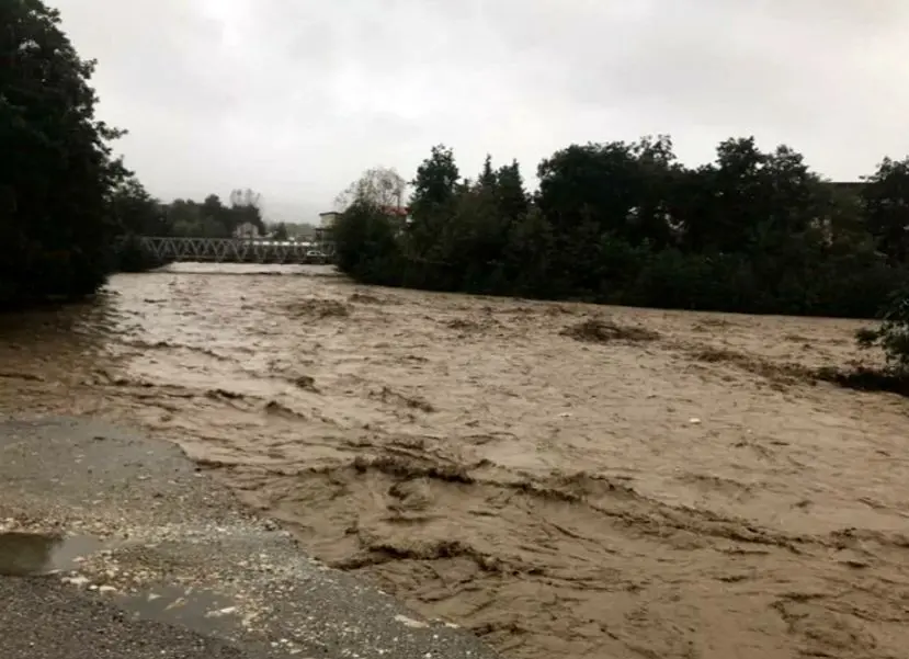 سیلاب ناگهانی عصر یکشنبه شهرک هزارانی آبدانان را فرا گرفت+فیلم
