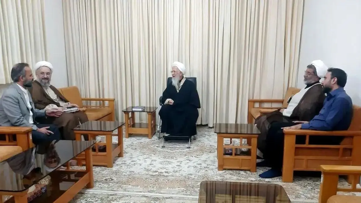 آیتالله جوادی آملی: دروغ رسانههای استکباری مثل زباله بدبوست