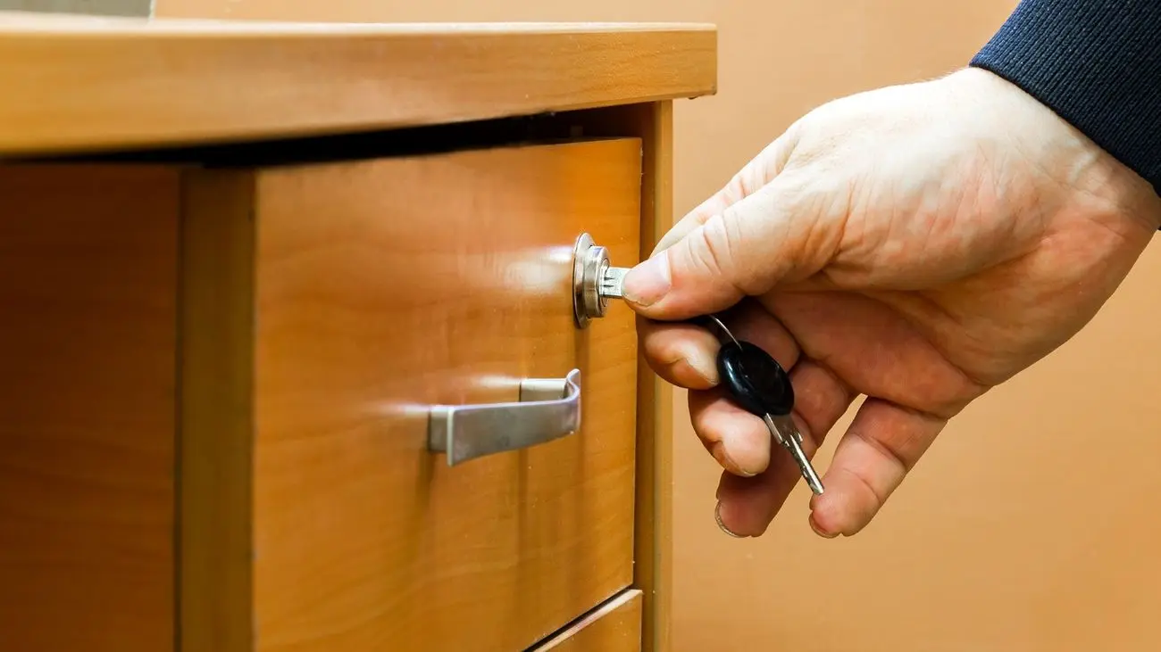 آموزش باز کردن قفل کمد ام دی اف