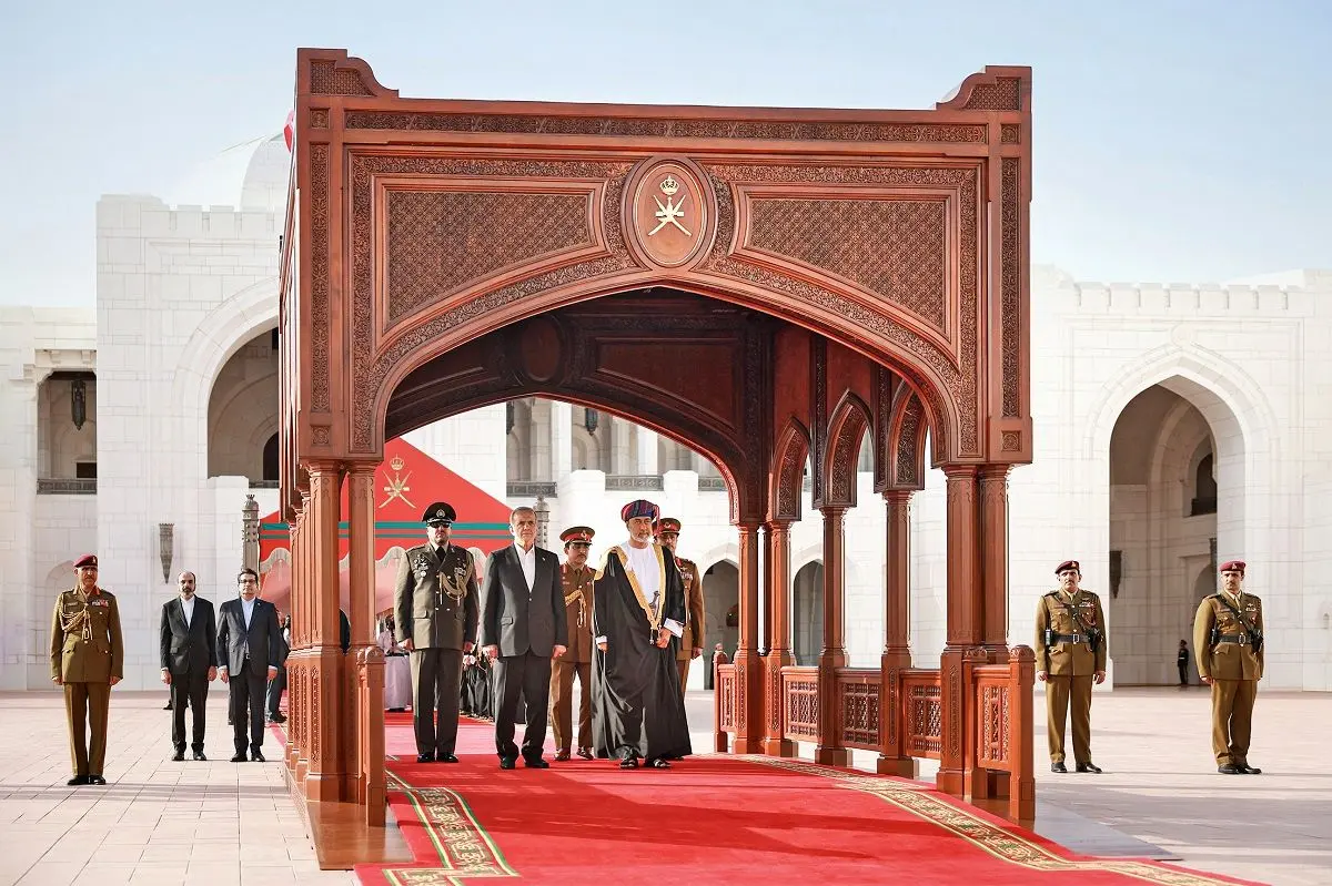 بررسی سفر رئیسجمهور به عمان و اهمیت آن در مذاکرات ایران و آمریکا/سوغات مسقط