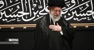 لحظه ورود رهبر انقلاب به حسینیه امام خمینی(ره) در مراسم عزاداری شب عاشورای حسینی