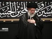 لحظه ورود رهبر انقلاب به حسینیه امام خمینی(ره) در مراسم عزاداری شب عاشورای حسینی