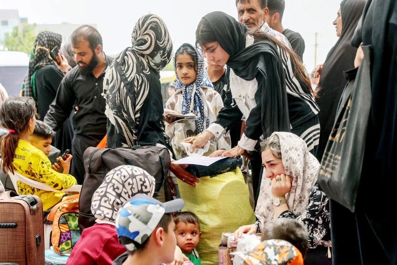 ایستگاه رنج، اضطراب و گرما/گزارشی درباره وضعیت این روزهای زنان و کودکان افغانستانی در اردوگاههای ساماندهی مهاجران اخراجی