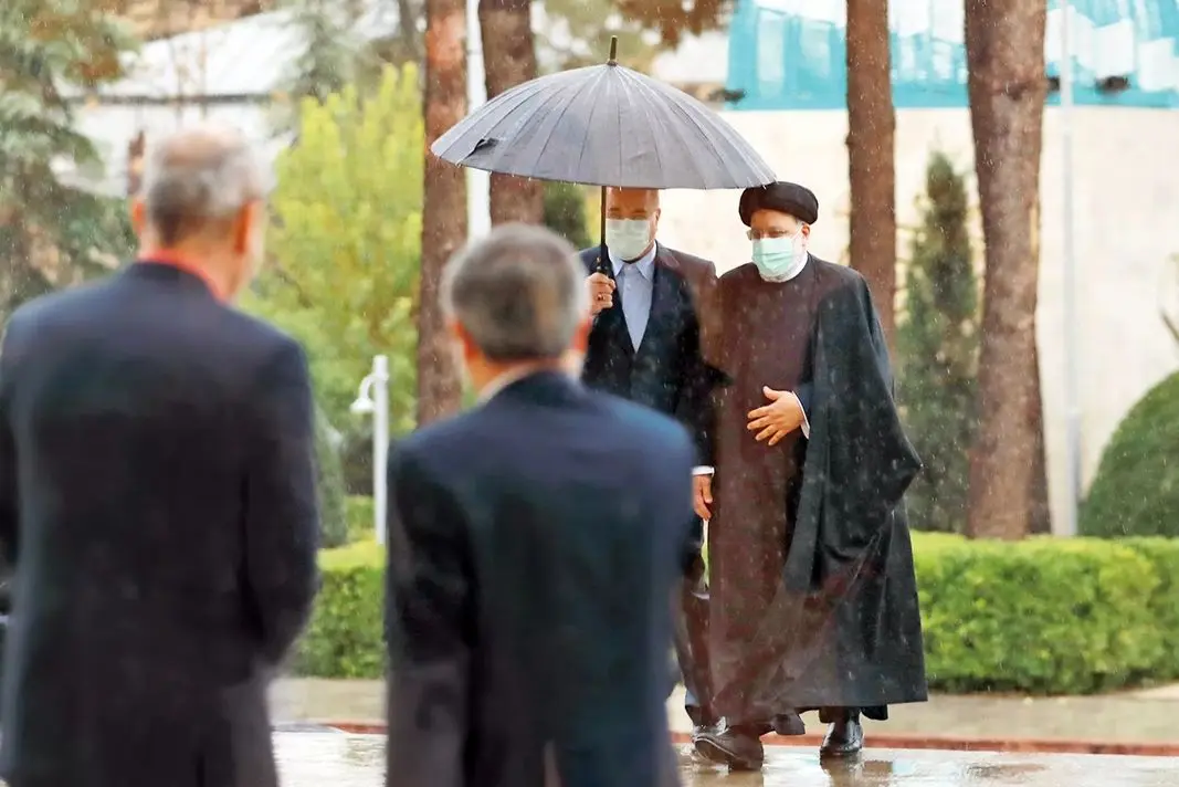 زیر باران باید رفت
